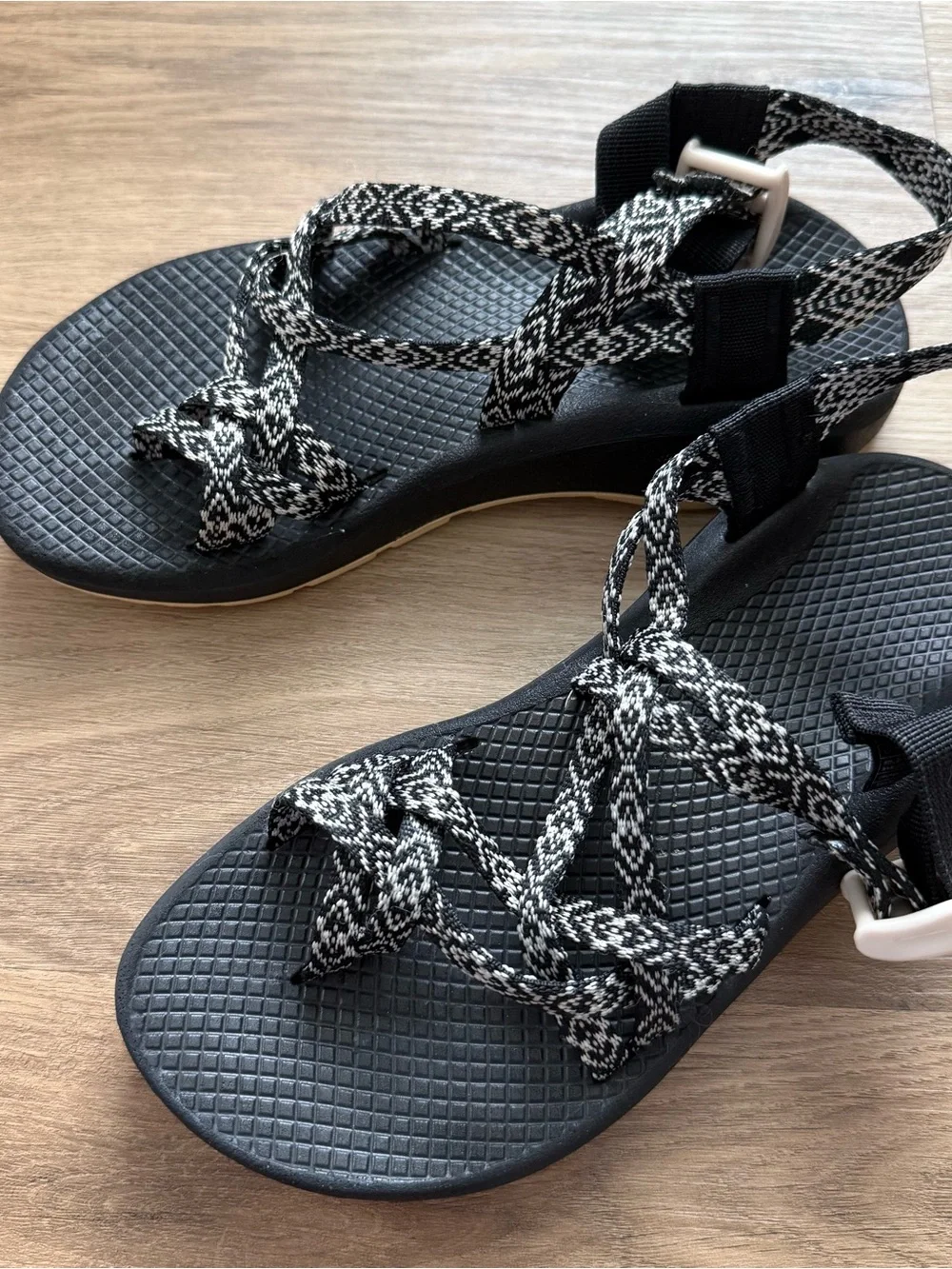 Chaco Women's 6 Black White Patterned Strappy Sandals Hiking Travel Gorpcore